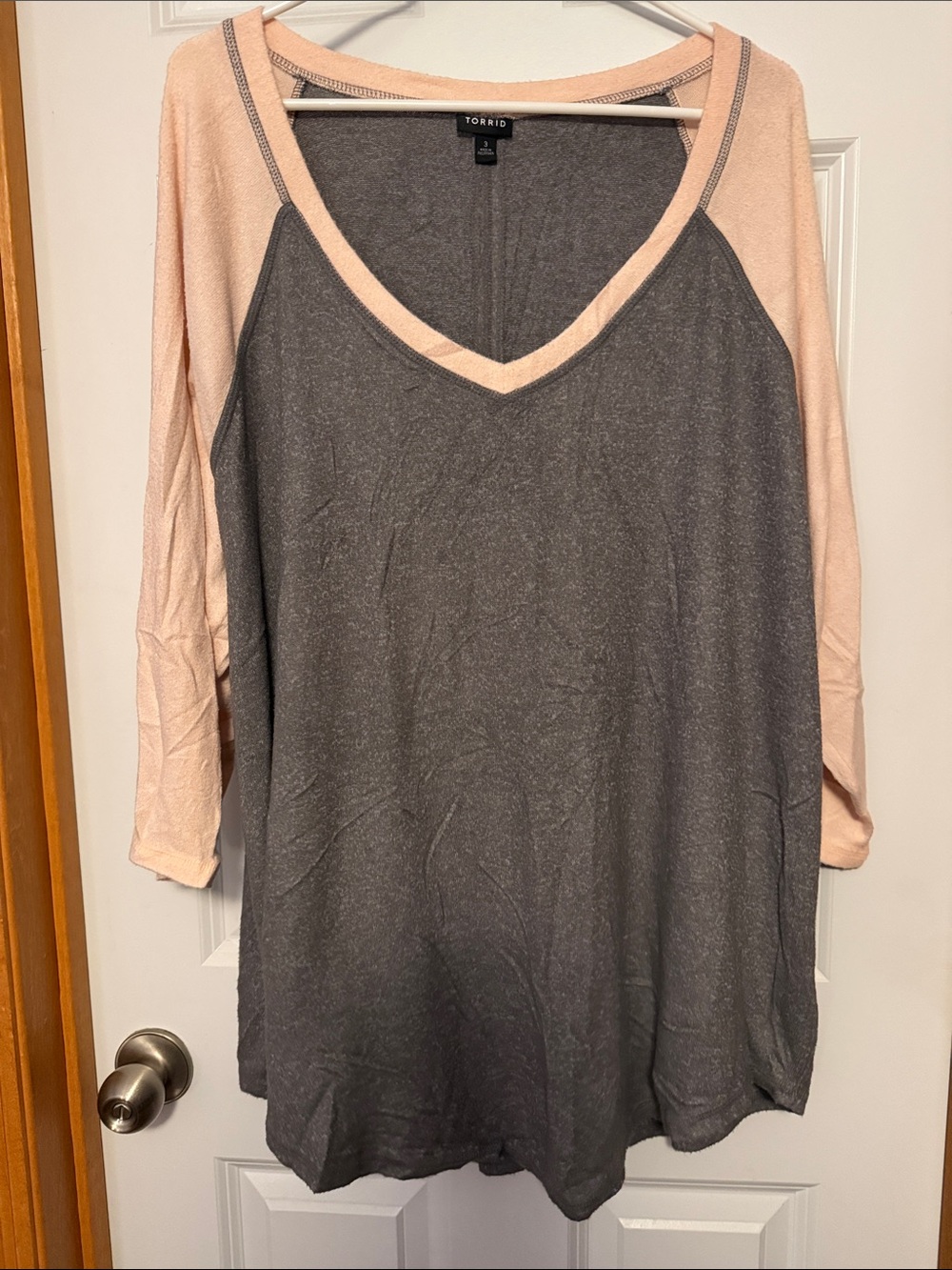 torrid 3x Gray Body with Blush Pink Raglan V-Neck Top